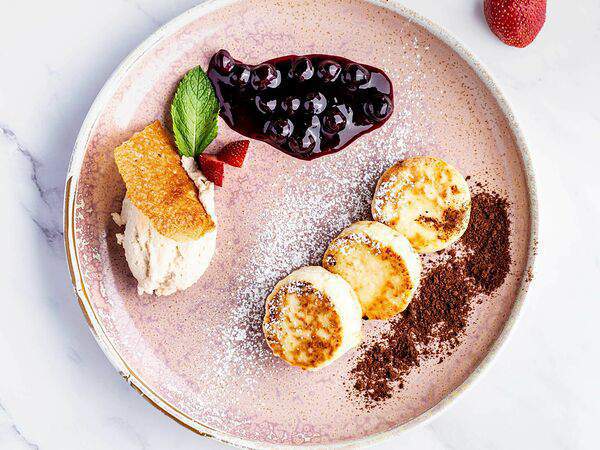 Кофе Репаблик - Фирменные сырники с муссом из варенца и белого шоколада и черничным соусом от шеф-повара