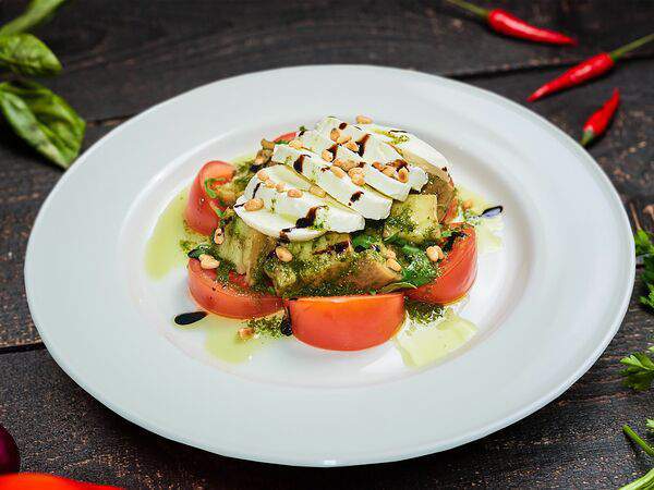 Баден-Баден - Салат Моцарелла с запеченным баклажаном