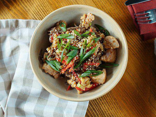 Дикая утка - Вок с цыпленком, лапшой соба и соусом терияки