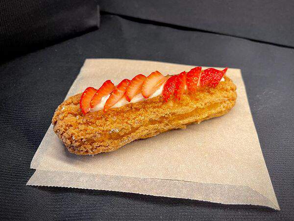 Кекс - Эклер с клубникой