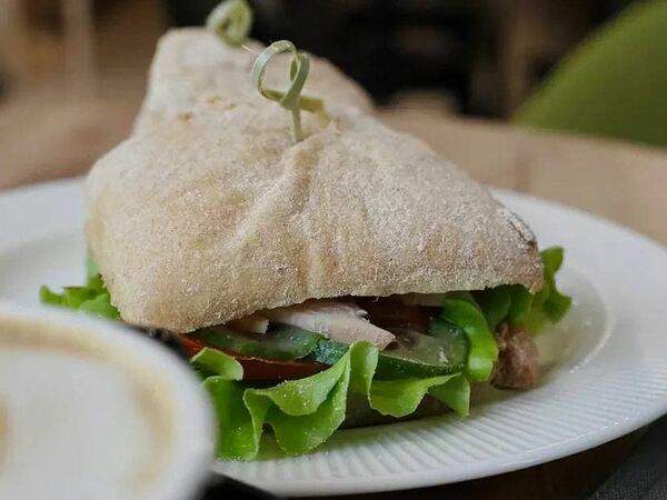 Yummy coffee shop - Чиабатта с куриной грудкой