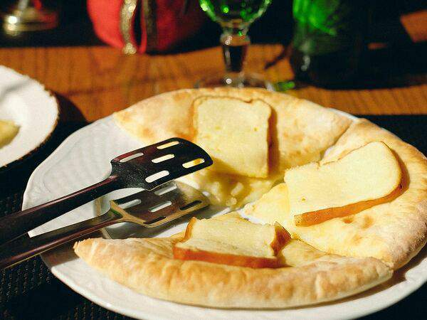 Кафе Хачапуридзе - Хачапури с копчёным сыром