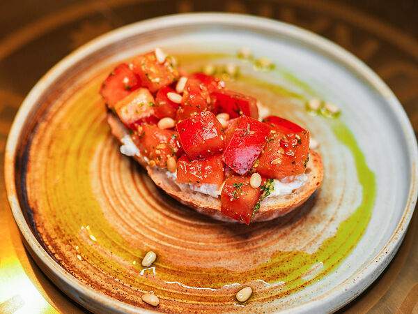 Ресторан 101 - Брускетта с томатом и песто