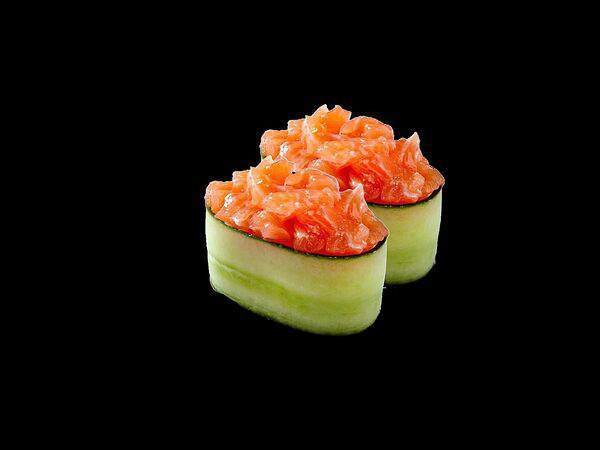 Maguro - Гункан с копченным лососем