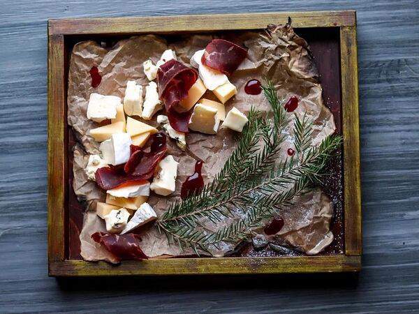 Winenot - Сырная тарелка с бастурмой и клюквенно-медовым соусом
