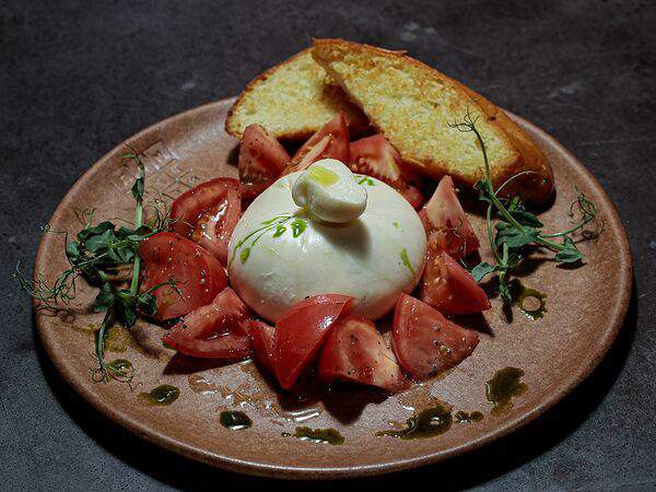 Дом печати - Буррата с розовыми томатами и чиабаттой