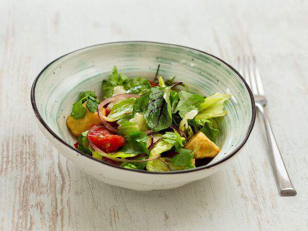 Васильки - Розовые томаты с красным луком, хрустящим баклажанами и кинзой