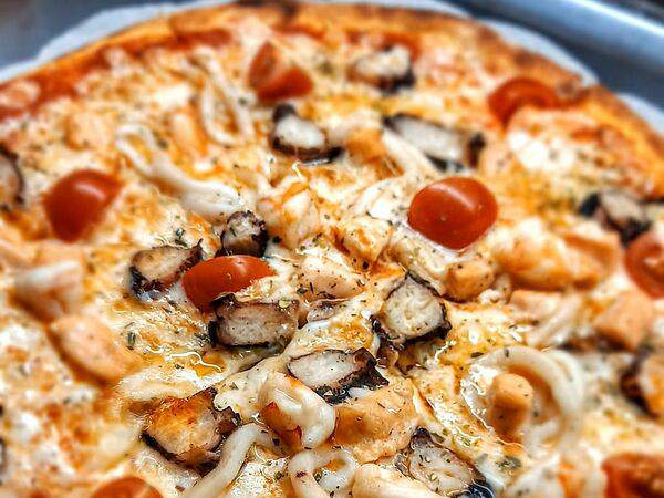 The Room Family Cafe - Пицца с семгой и шпинатом