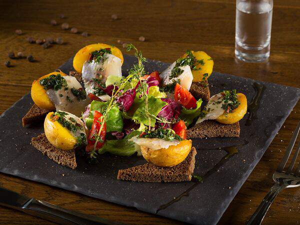 Семейное кафе Бамбинополь - Сельдь с бородинским хлебом и картофелем