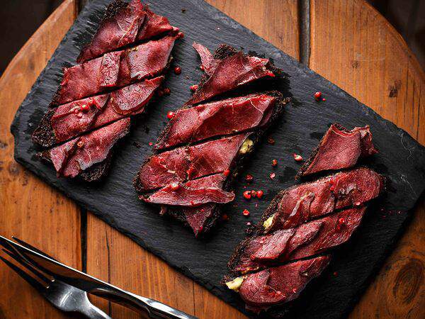 Bretzel - Сыровяленая оленина на гренках из бородинского хлеба