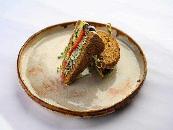 Vitae Healthy Food - Сендвич с сезонными овощами и сыром рикотта