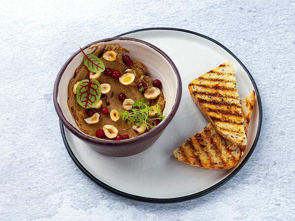 Port42 - Паштет печеночный с моченой брусникой и жареным фундуком