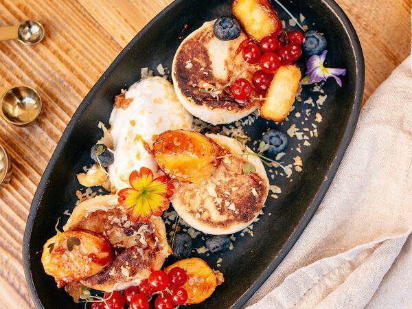 Onne Poke - Кокосовые сырники со свежими ягодами и карамелизированными бананами