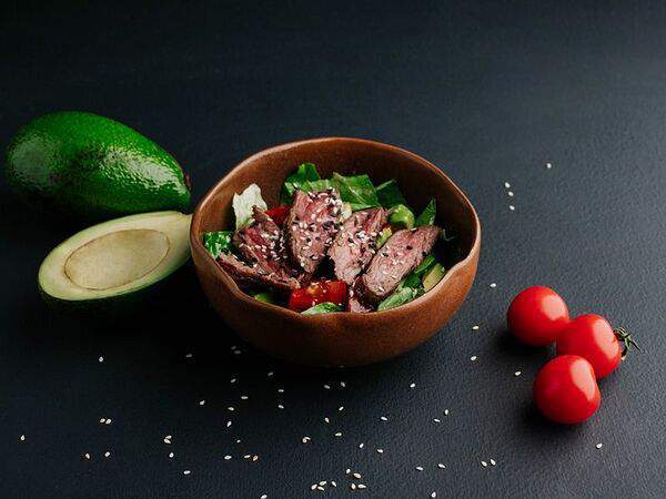 Молодость Kitchen & Bar - Салат с мраморной говядиной и авокадо
