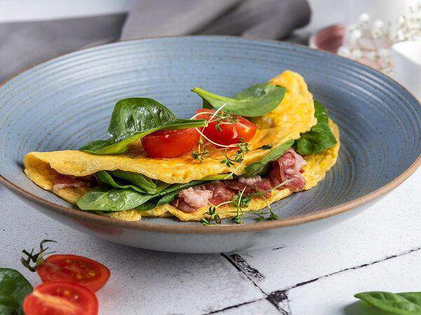 Mandarinka Restaurant & Bar - Французский омлет с беконом и шпинатом