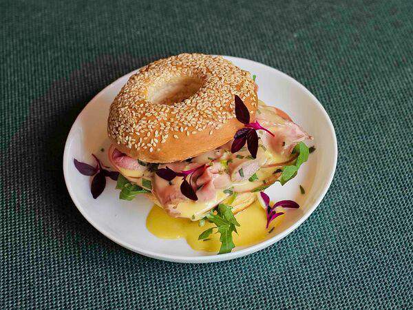 Где-то в Азии - Бейгл с телятиной и соусом беарнез