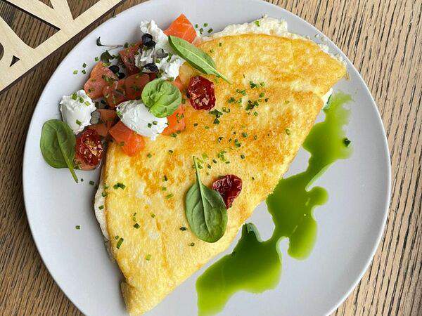 Traveller's Coffee - Омлет с лососем и творожным сыром