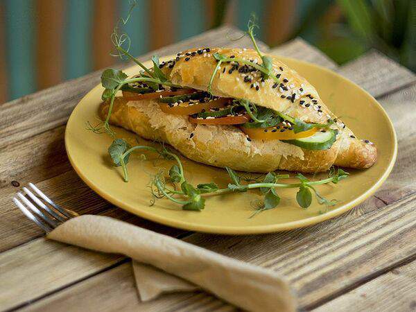 Кофейня Зеленая Улица - Круассан из слоёного теста на масле с паштетом из индейки