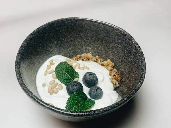 Vin Vin Concept Bar - Гранола с греческим йогуртом и ягодами