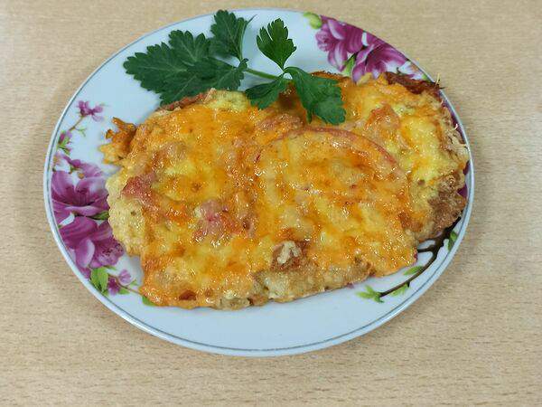 Обеды на Баррикадной - Свинина, запечённая с помидором и сыром