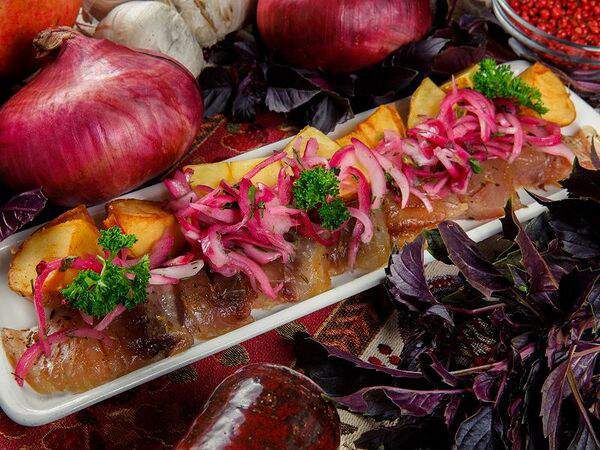 Кафе Отдых - Сиг малосольный с мини картофелем и маринованным луком