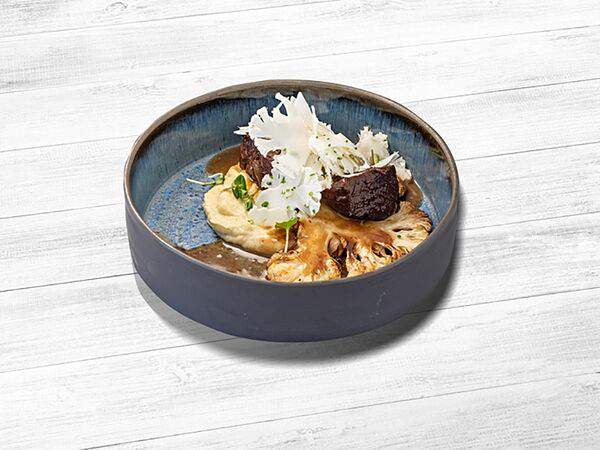 Miraclub - Говяжьи щечки со стейком из цветной капусты и соусом Красное вино