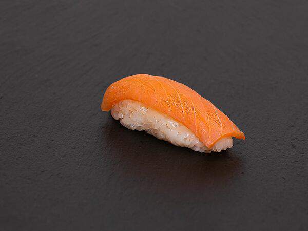 SushiTokyo - Суши с копченым лососем