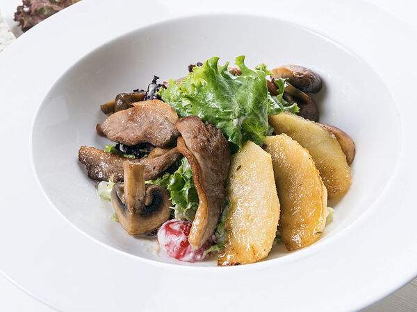 Coffee Boom - Салат с утиной грудкой и яблоком