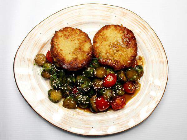 Гости - Куриные котлеты с брюссельской капустой