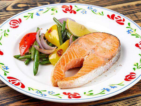 Васильки - Стейк из лосося с жареными овощами