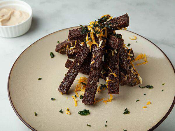 Вкусняхи - Гренки ржаные с соусом Айоли