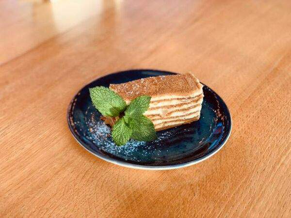 Победа - Медовик с грушей и карамелью