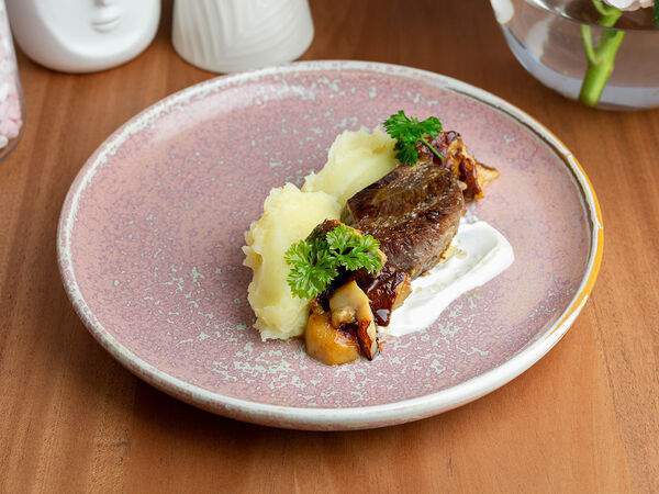 Nuga - Томленые говяжьи щечки с картофельным пюре