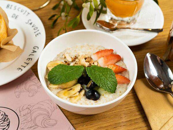 Theo - Овсяная каша с ягодами, бананом и кешью