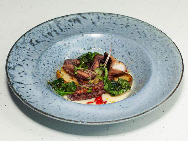 Утесов - Осьминог на гриле со шпинатом, картофелем черри и соусом бермантье