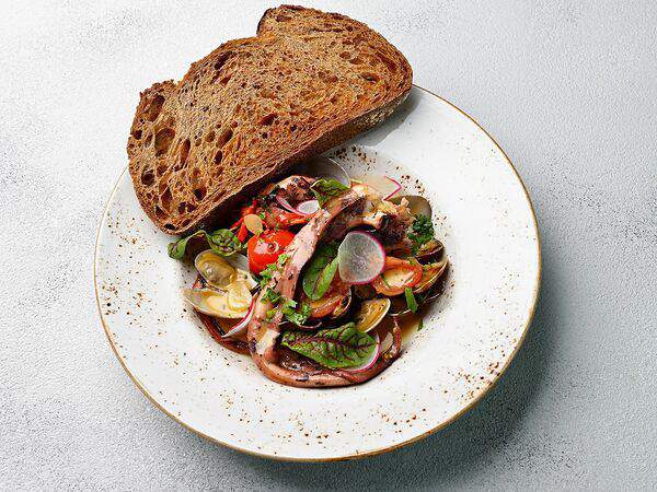 Базилик - Вонголе и щупальца гигантского кальмара в сливочном соусе