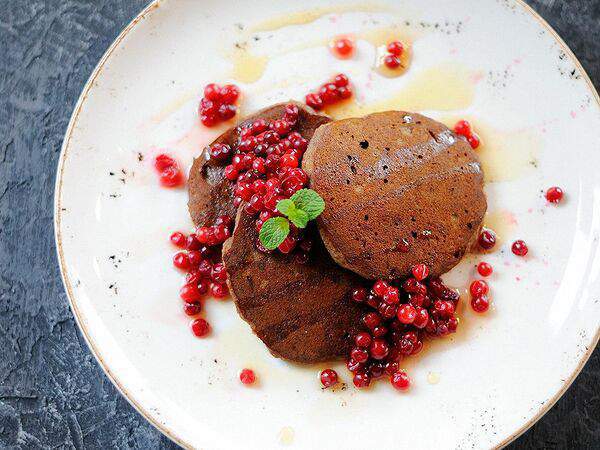 Лакшми - Панкейки на рисовой муке с черникой и сиропом топинамбура
