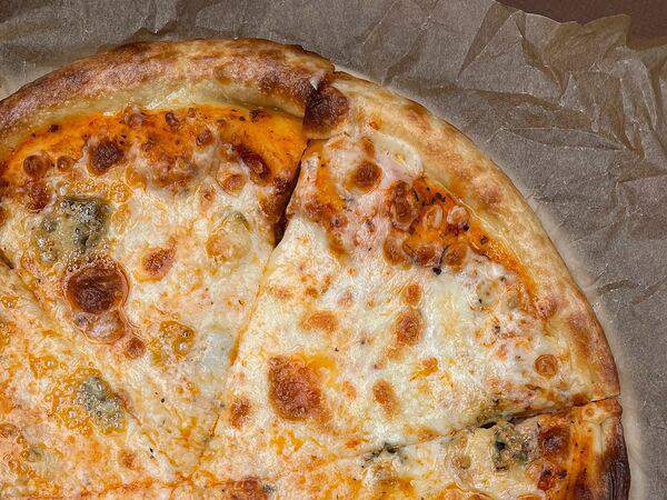 Bbsea jazz club - Пицца Четыре сыра