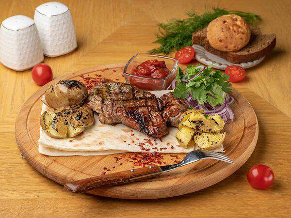 Победа - Стейк из cвинoй шейки с печеным картофелем