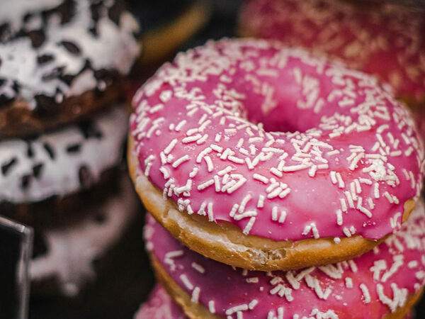 Пекарня Буханка - Донат с розовой глазурью