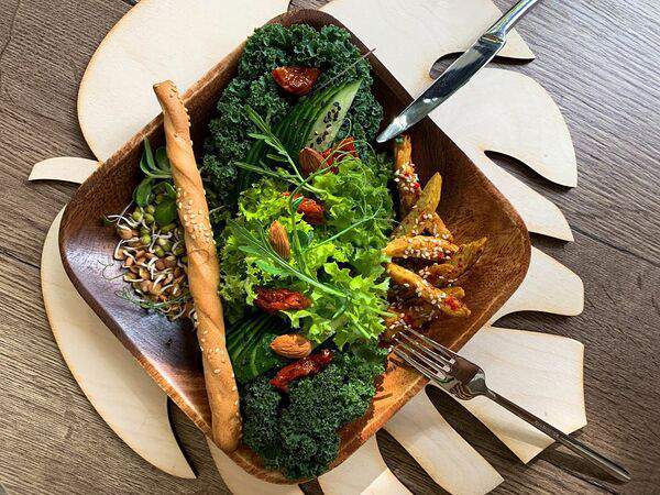 Latte Bar - Салат с курицей и вялеными томатами