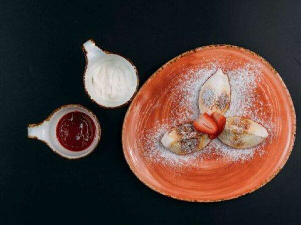 Прага - Сырники со сметаной и клубничным вареньем