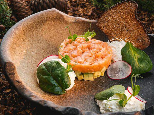 Chalet River Club - Тартар из лосося с сырным муссом