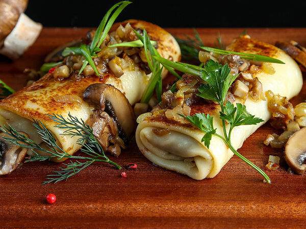 The Black Door - Блинчики с лесными грибами и домашним яйцом