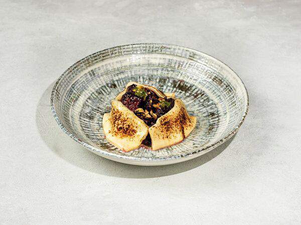 Гастробар Море - Печеная свекла с сулугуни и фундуком