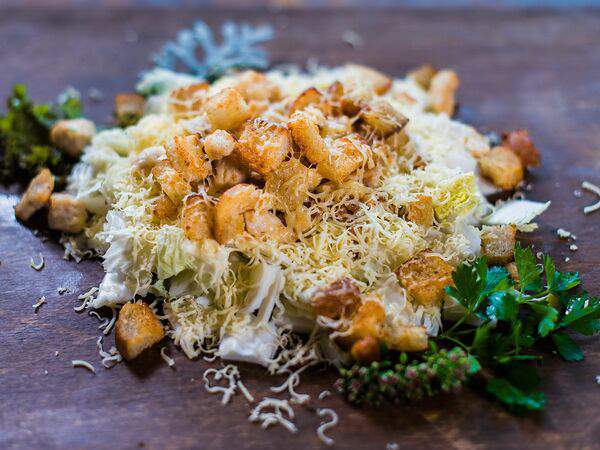 Толстый гусь - Салат из капусты с курицей и соусом Цезарь