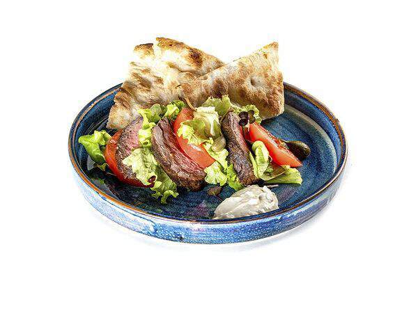 Веранда - Салат с ростбифом на листьях салата с томатами и брускеттой