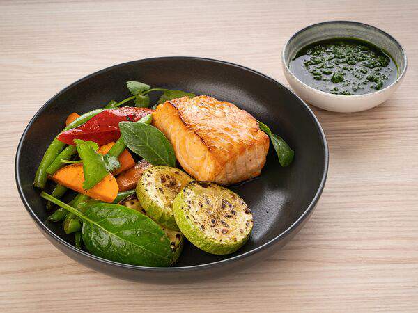 Кафе Полезные Продукты Лавка Здоровой Еды - Филе лосося на гриле с овощами