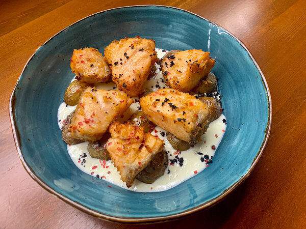 The Kitcha - Кусочки лосося с молодым картофелем и соусом блю чиз