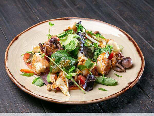 Фрау Мюллер - Салат с морепродуктами на гриле